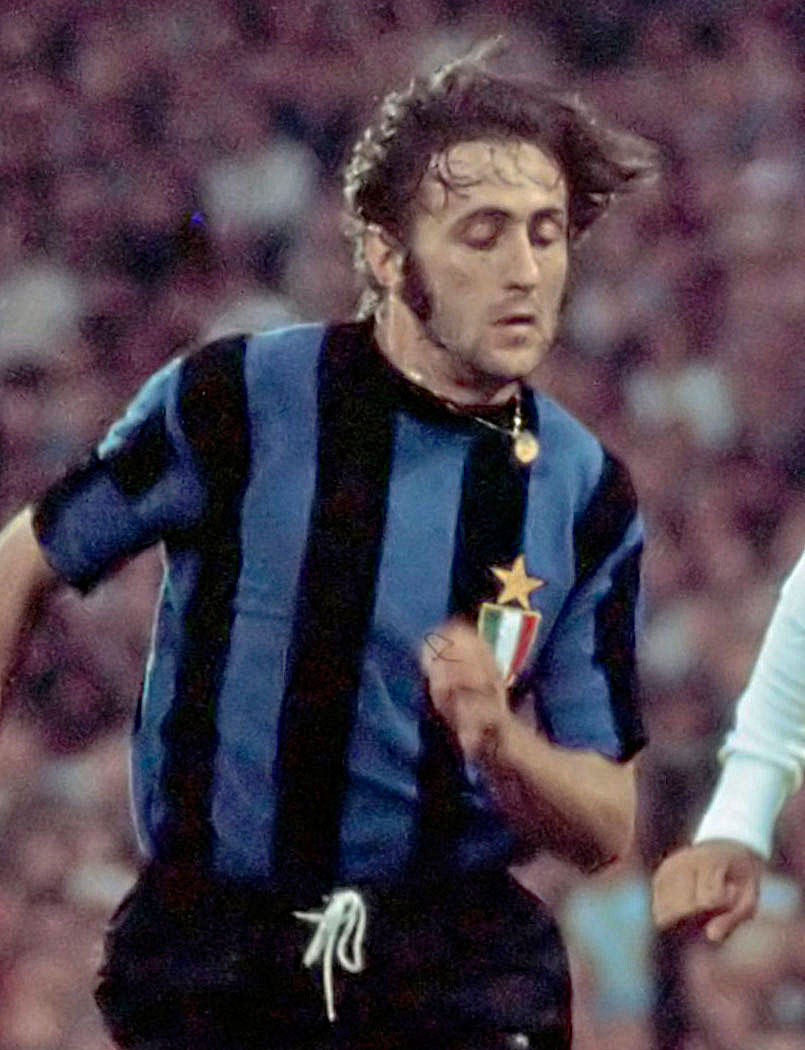 1971-72_European_Cup_Final_-_AFC_Ajax_v_Inter_Milan_-_Mauro_Bellugi_%28edited%29_-_2.jpg