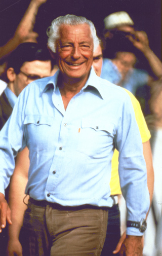 Gianni-Agnelli-in-veste-casual-a-Villar-Perosa-nellagosto-del-1982..jpg