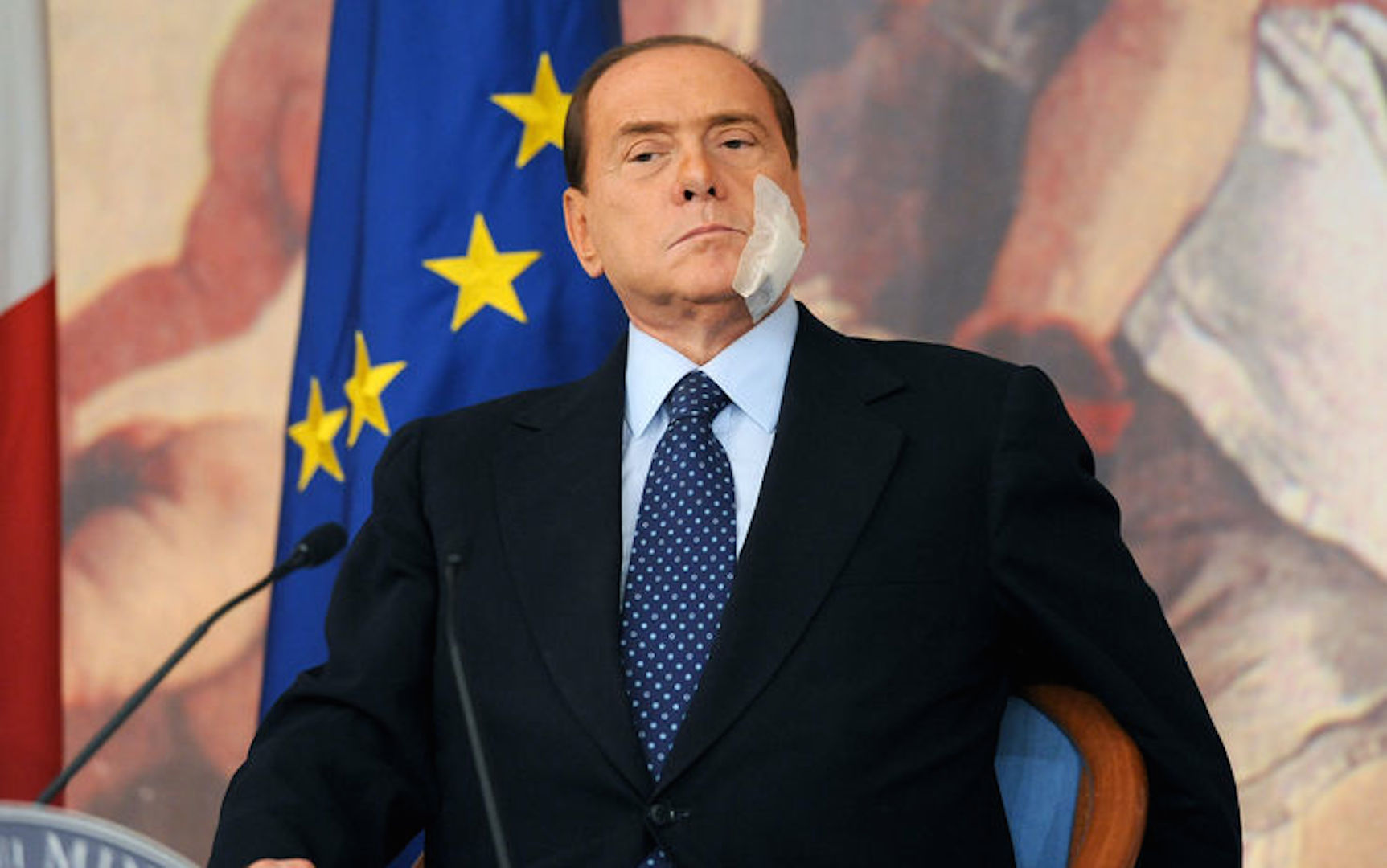 Silvio-Berlusconi-cerotto-in-faccia-statuetta-.jpg